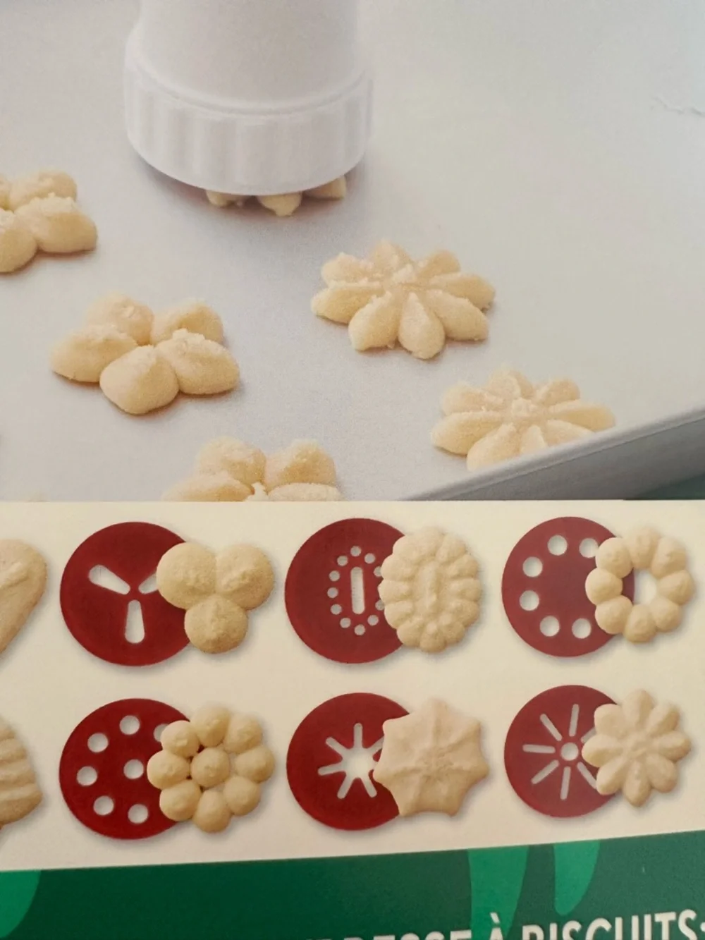 Wilton cookie press with 12 disc included NEW
